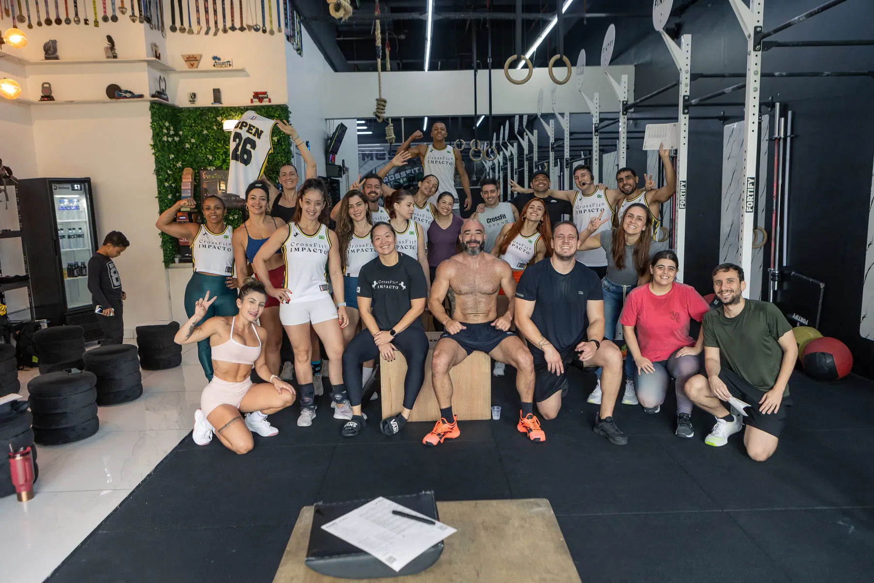 A turma reunida no fim do treino, posando no meio da área de treino.