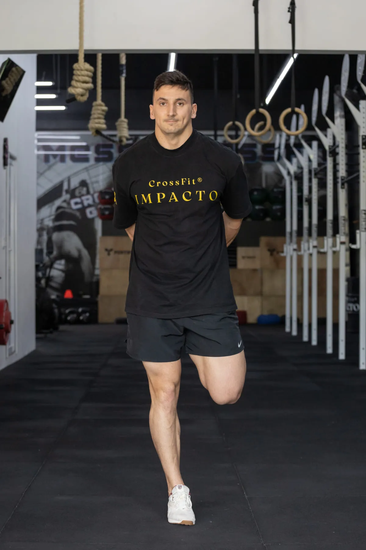 Gabriel Figueiredo, head coach, de camiseta do CrossFit Impacto na área de treino do box.